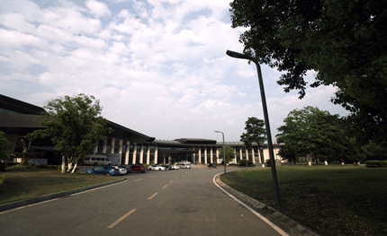 毫無違和感！“山水”路燈融入武漢東湖賓館山水間